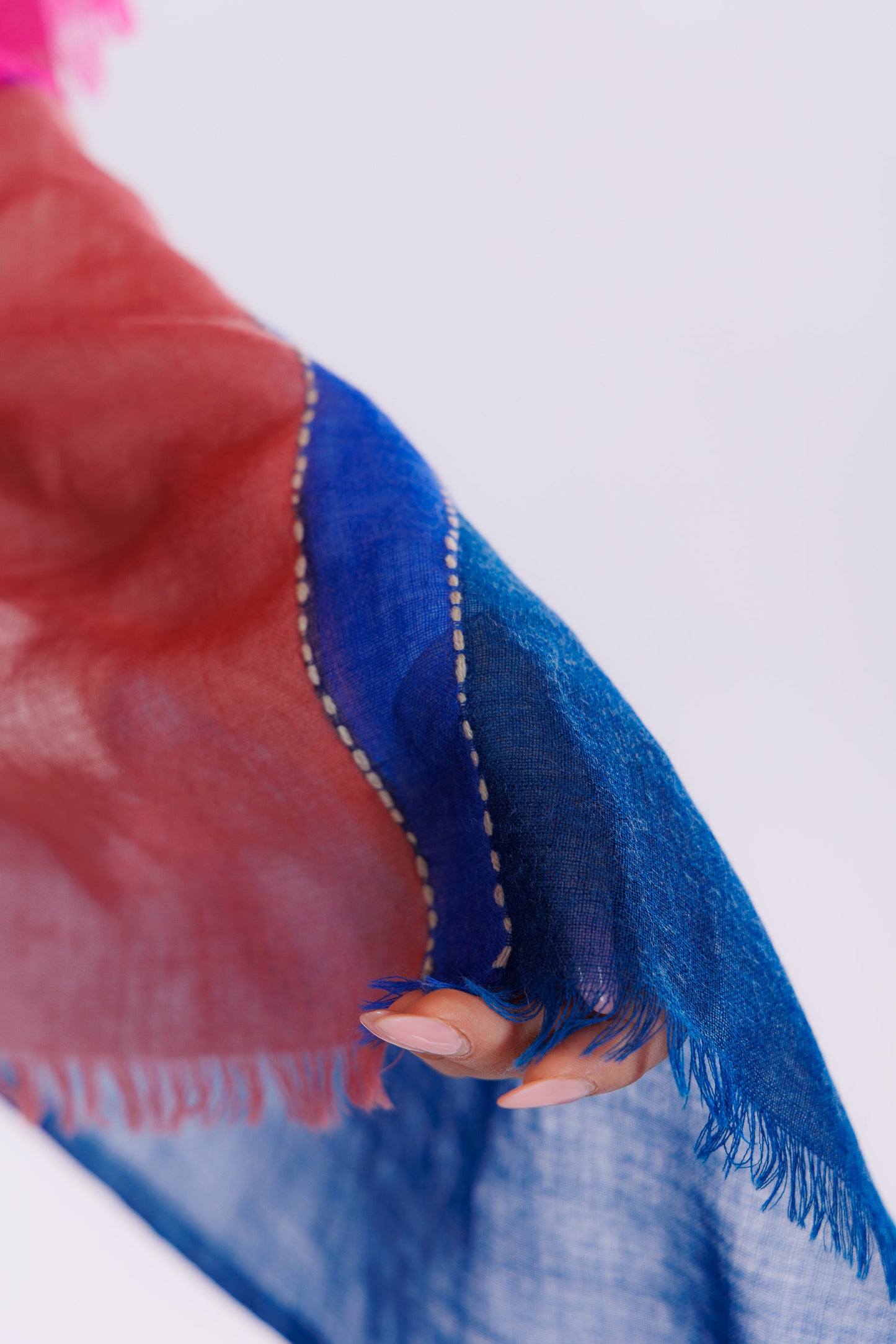 Sciarpa ricamata e dipinta a mano