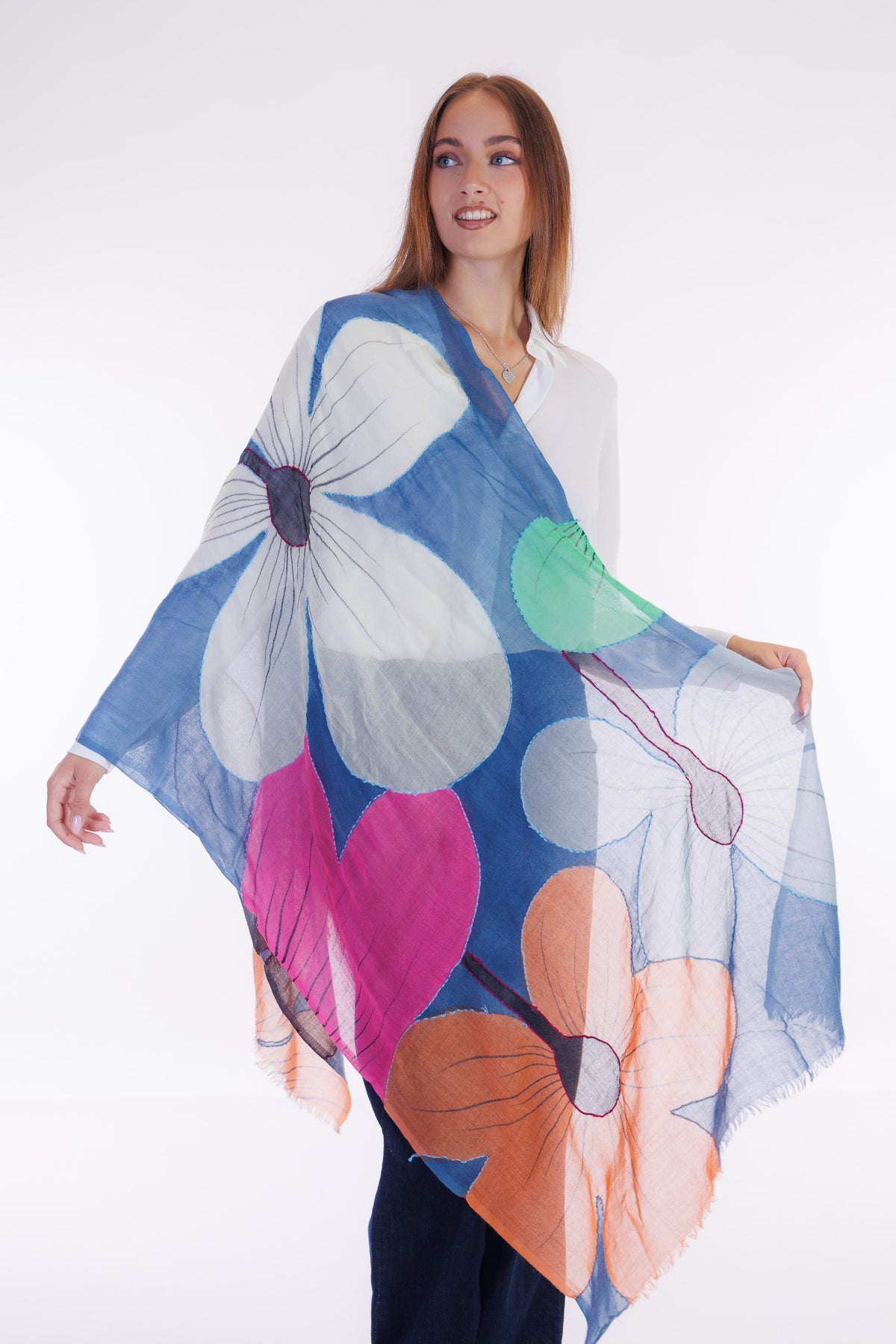 Foulard lana ricamato a mano