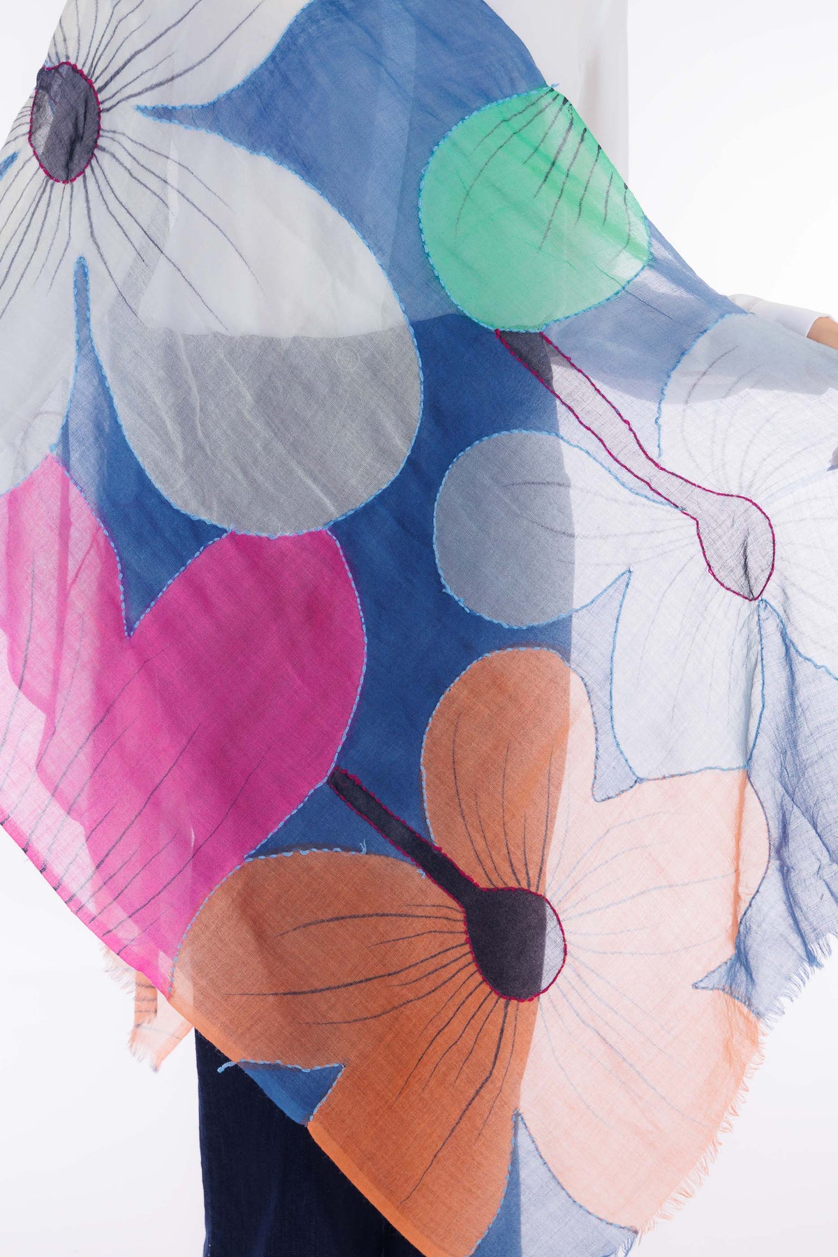 Foulard lana ricamato a mano