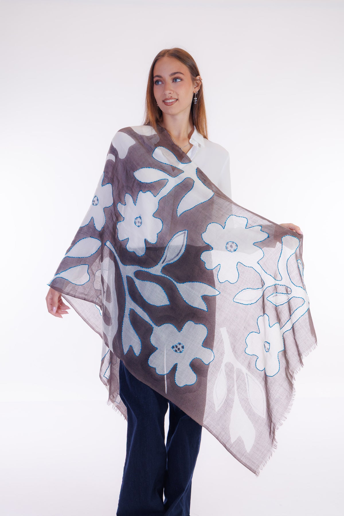 Foulard lana ricamato a mano