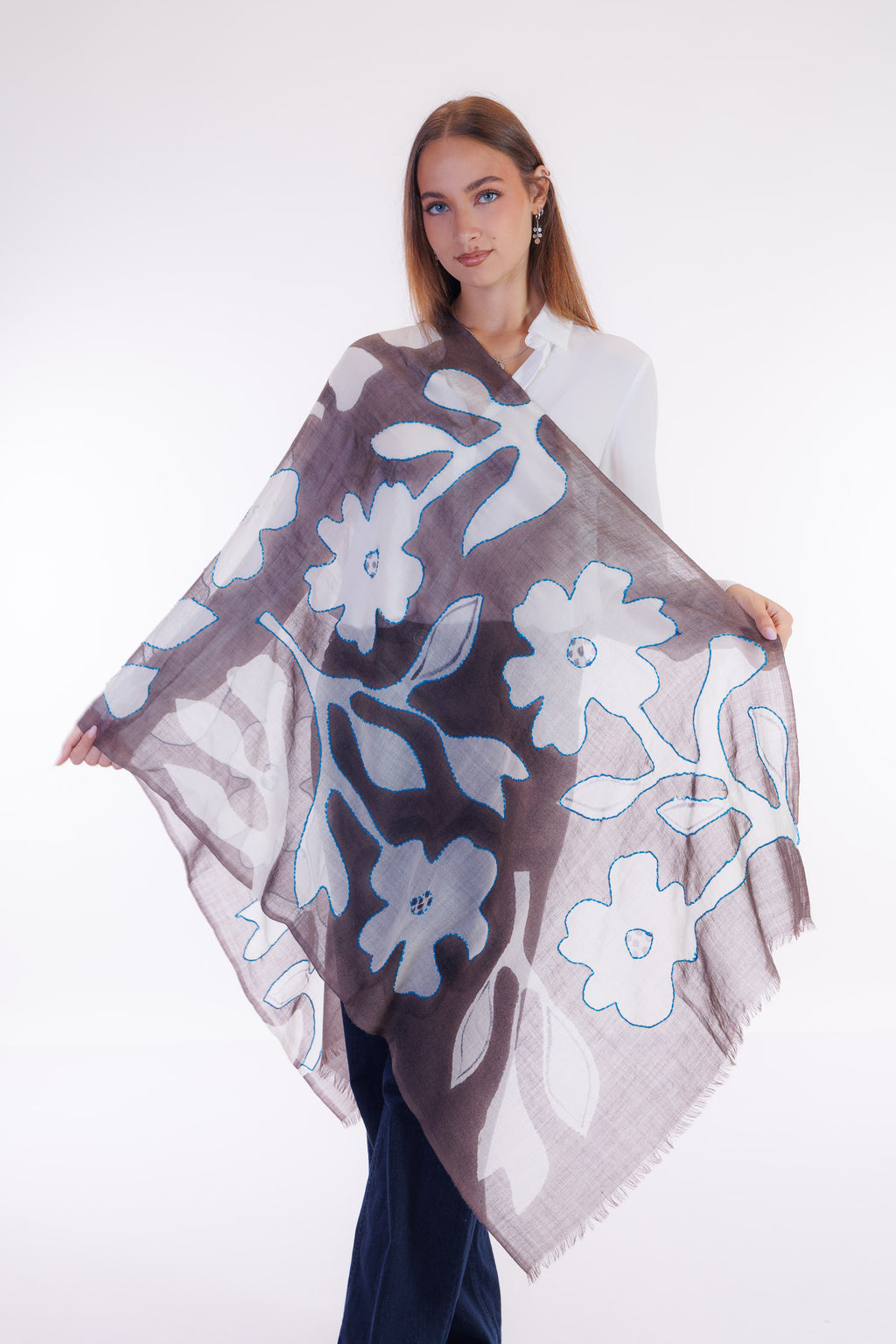 Foulard lana ricamato a mano