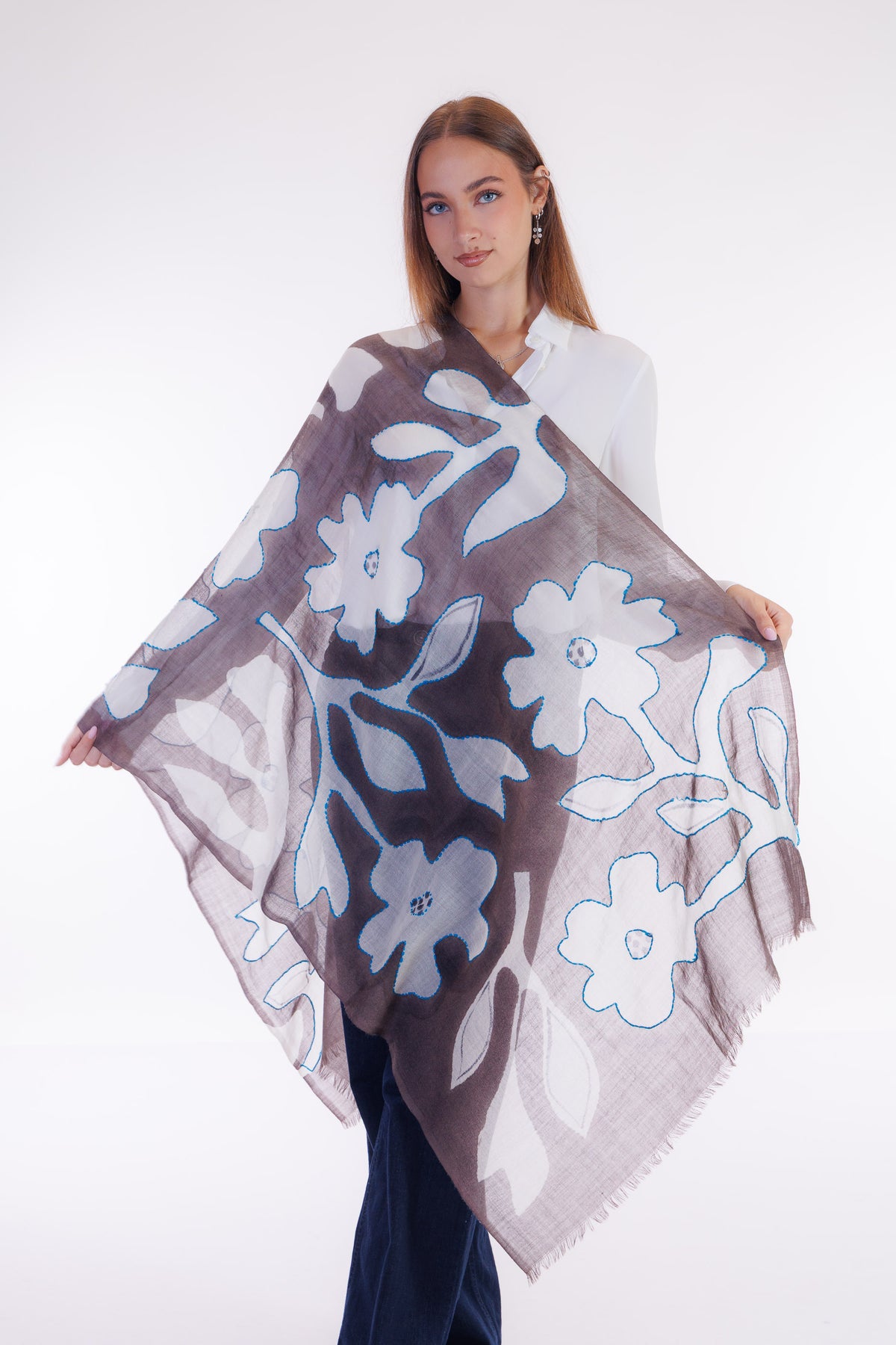 Foulard lana ricamato a mano
