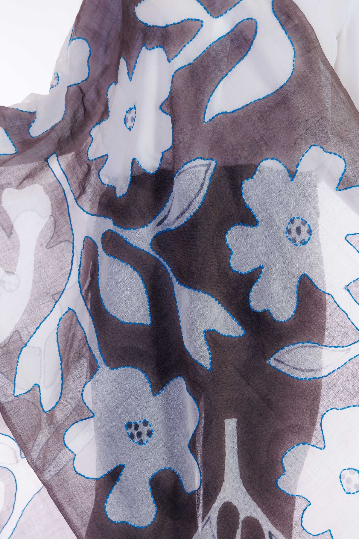 Foulard lana ricamato a mano
