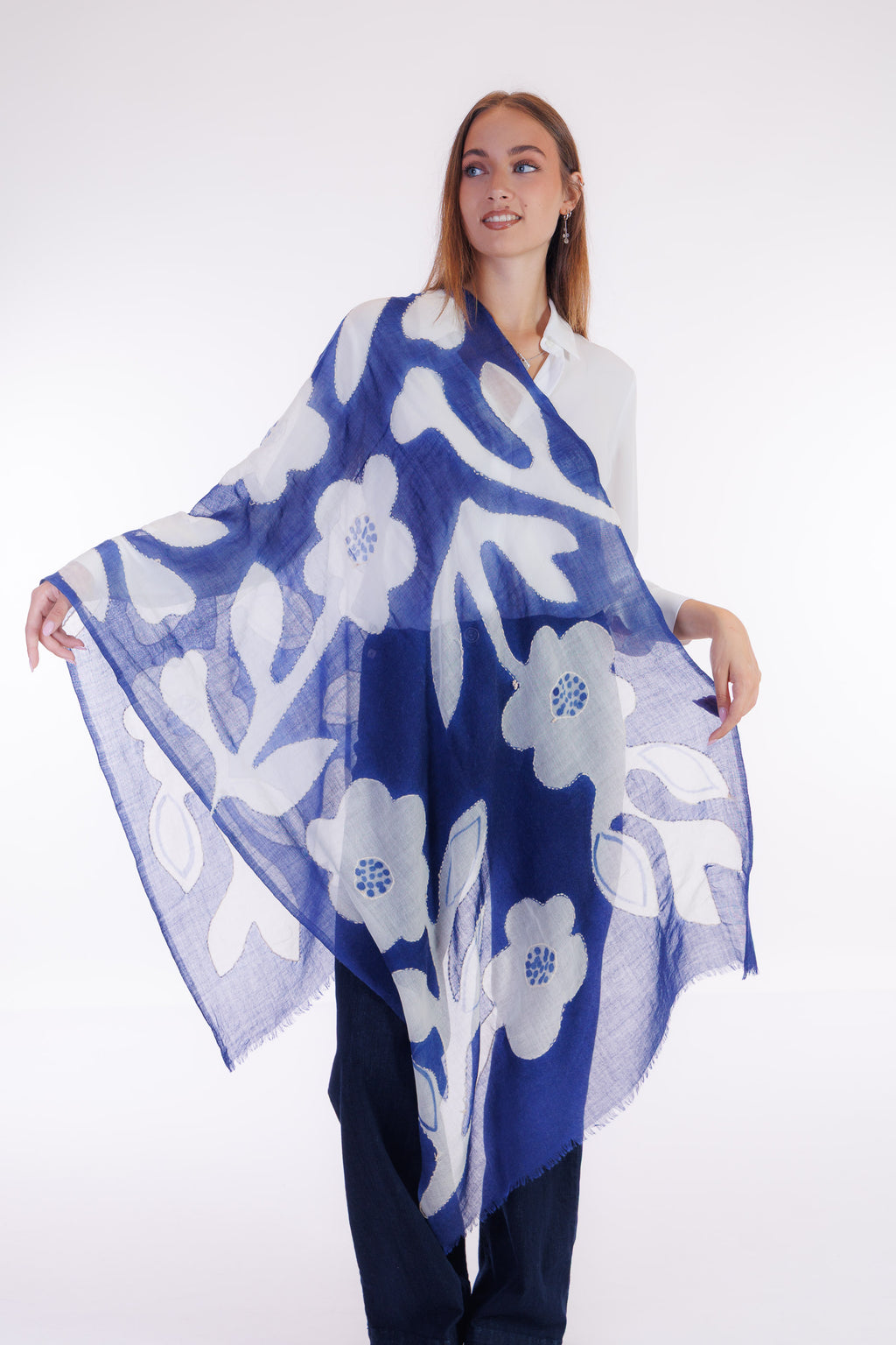 Foulard lana ricamato a mano