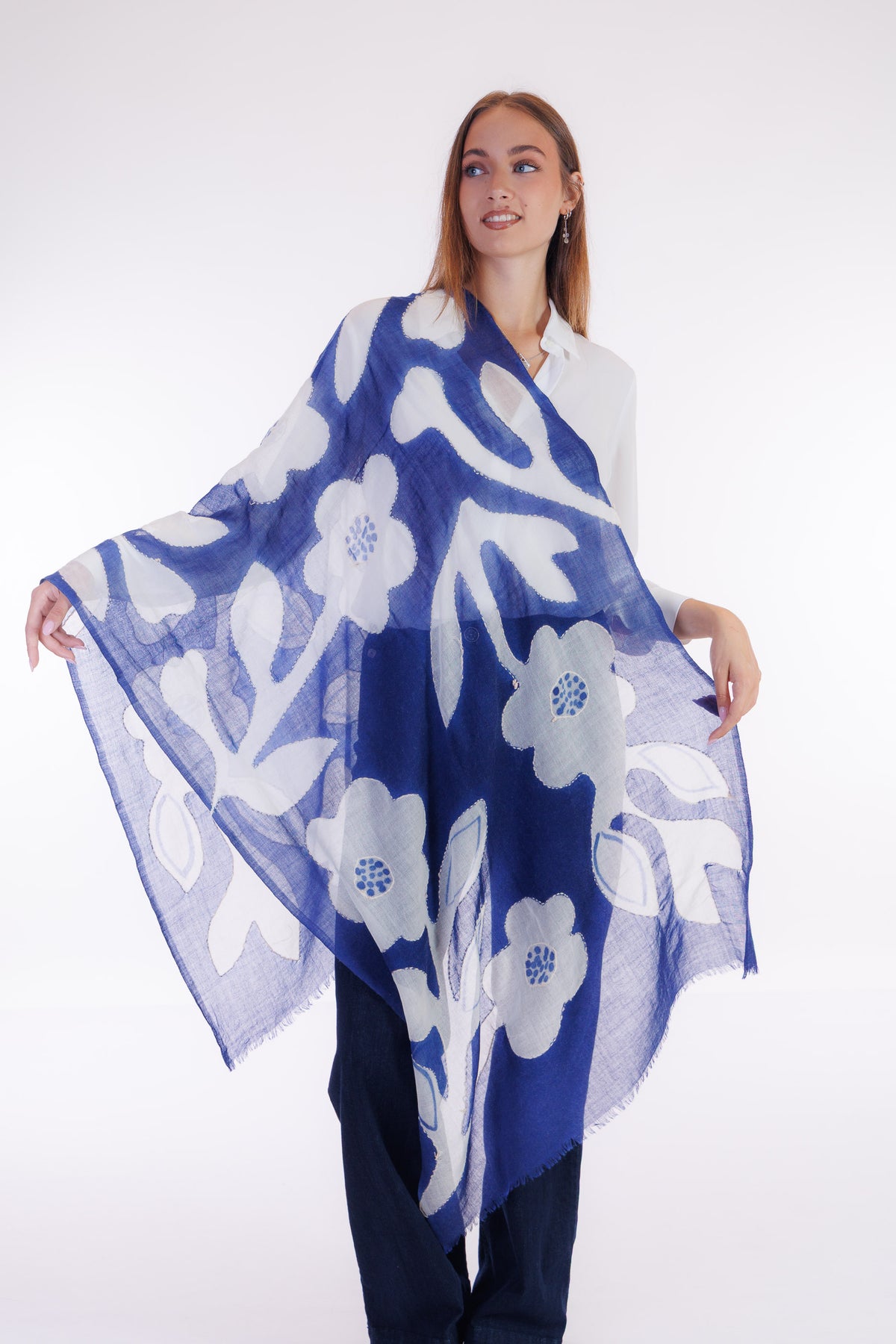 Foulard lana ricamato a mano