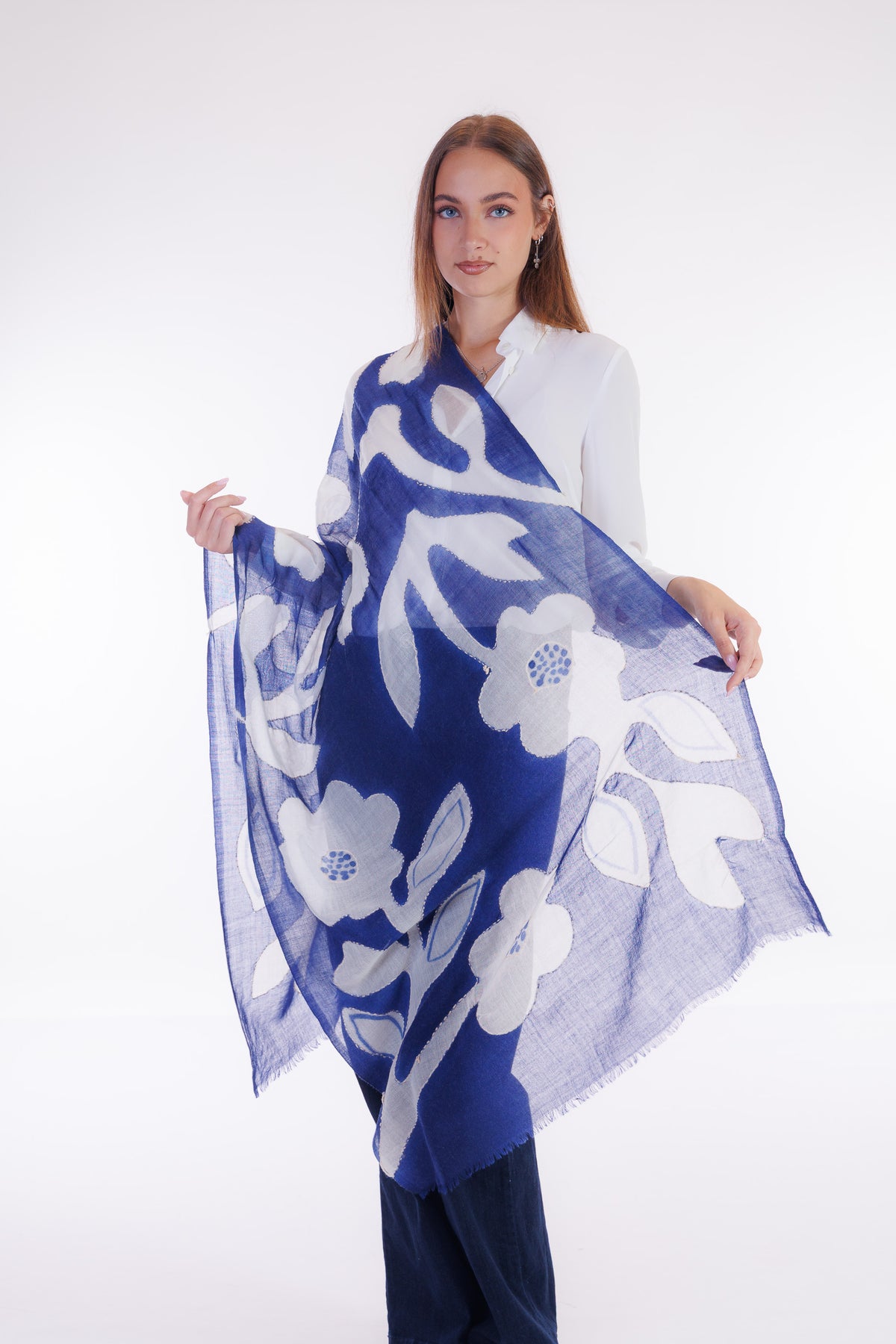 Foulard lana ricamato a mano