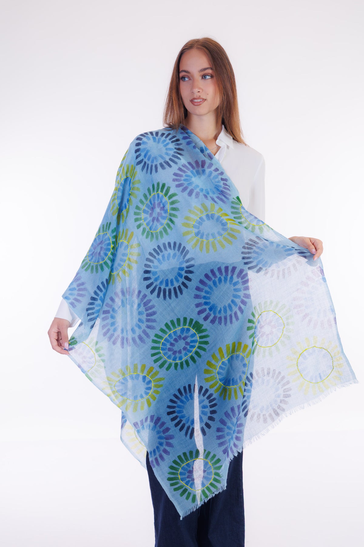 Foulard lana ricamato a mano