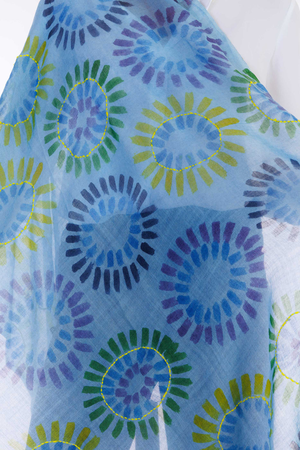 Foulard lana ricamato a mano