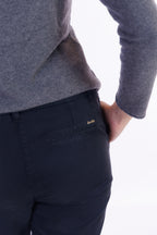 Pantalone chinos elastico lato