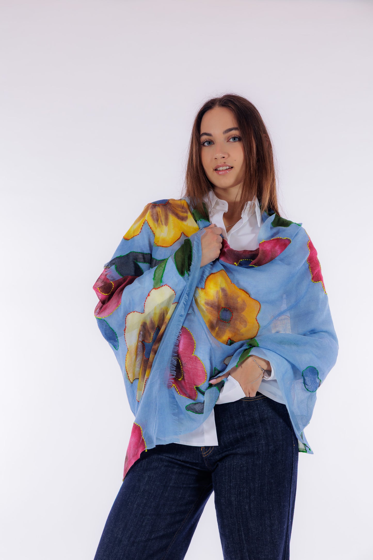 Sciarpa ricamata e dipinta a mano