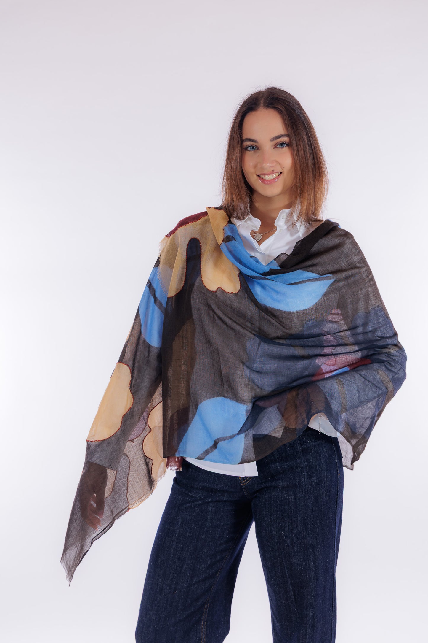 Sciarpa ricamata e dipinta a mano