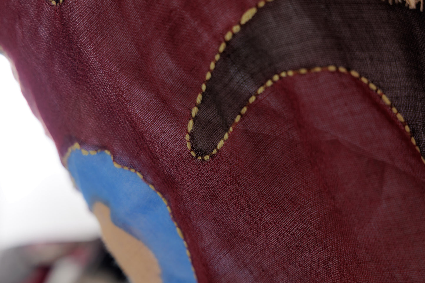 Sciarpa ricamata e dipinta a mano