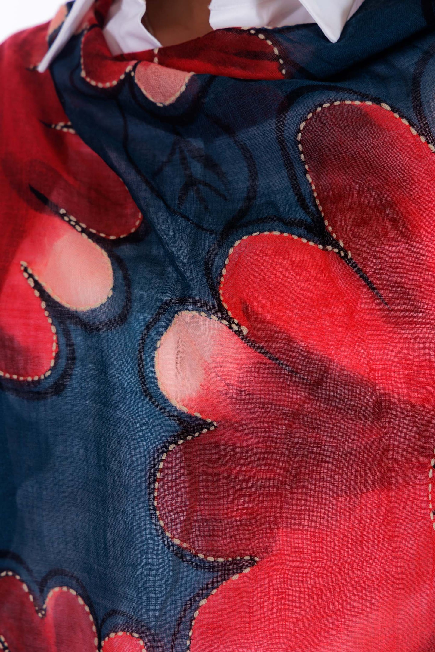 Sciarpa ricamata e dipinta a mano