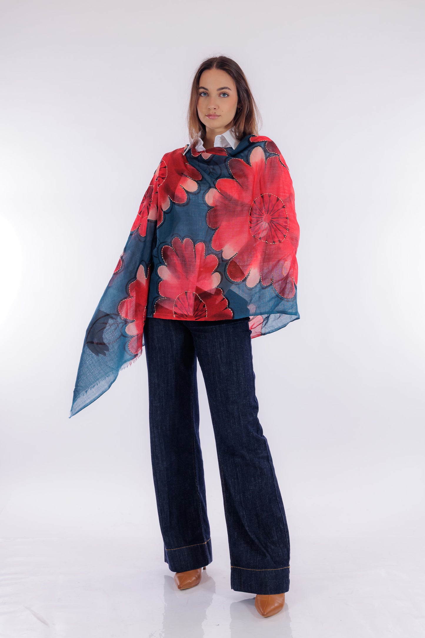 Sciarpa ricamata e dipinta a mano