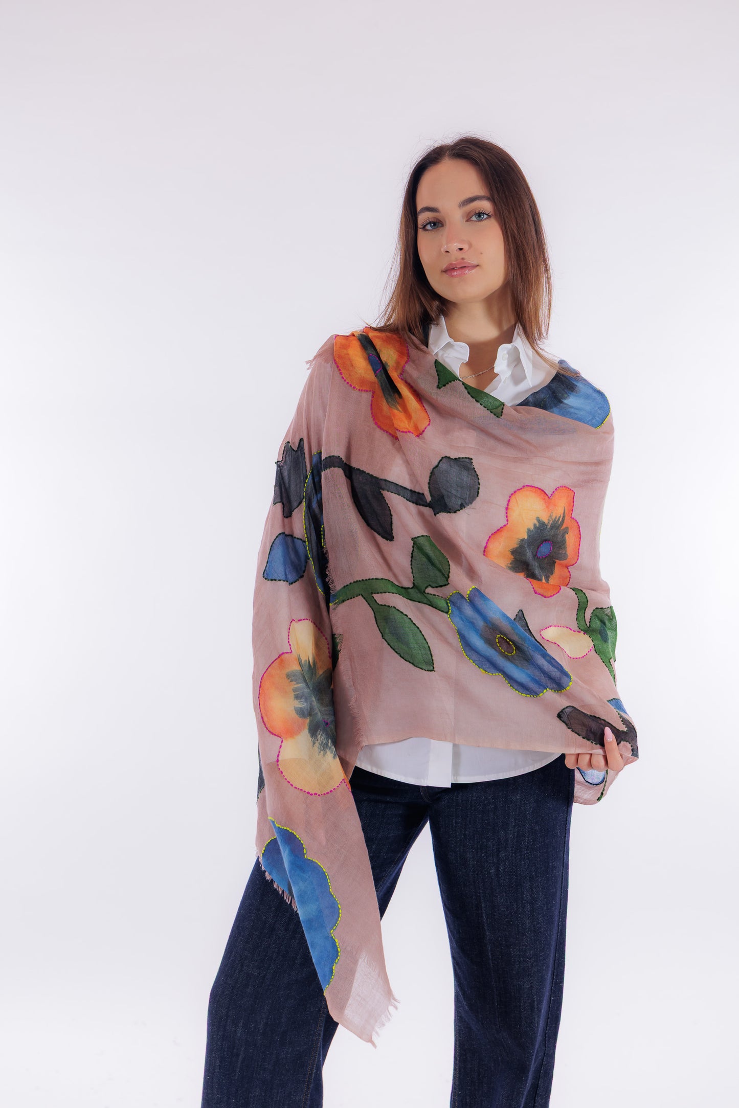 Sciarpa ricamata e dipinta a mano