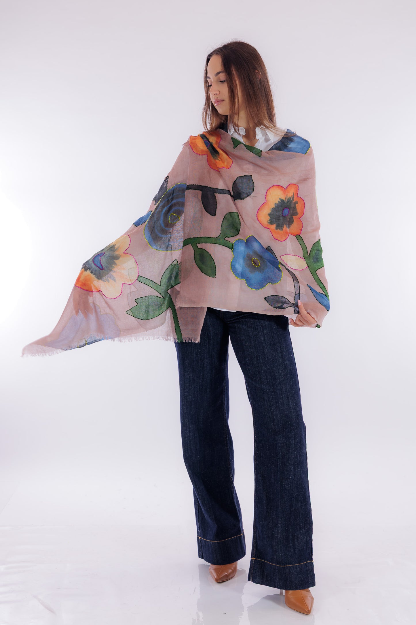 Sciarpa ricamata e dipinta a mano