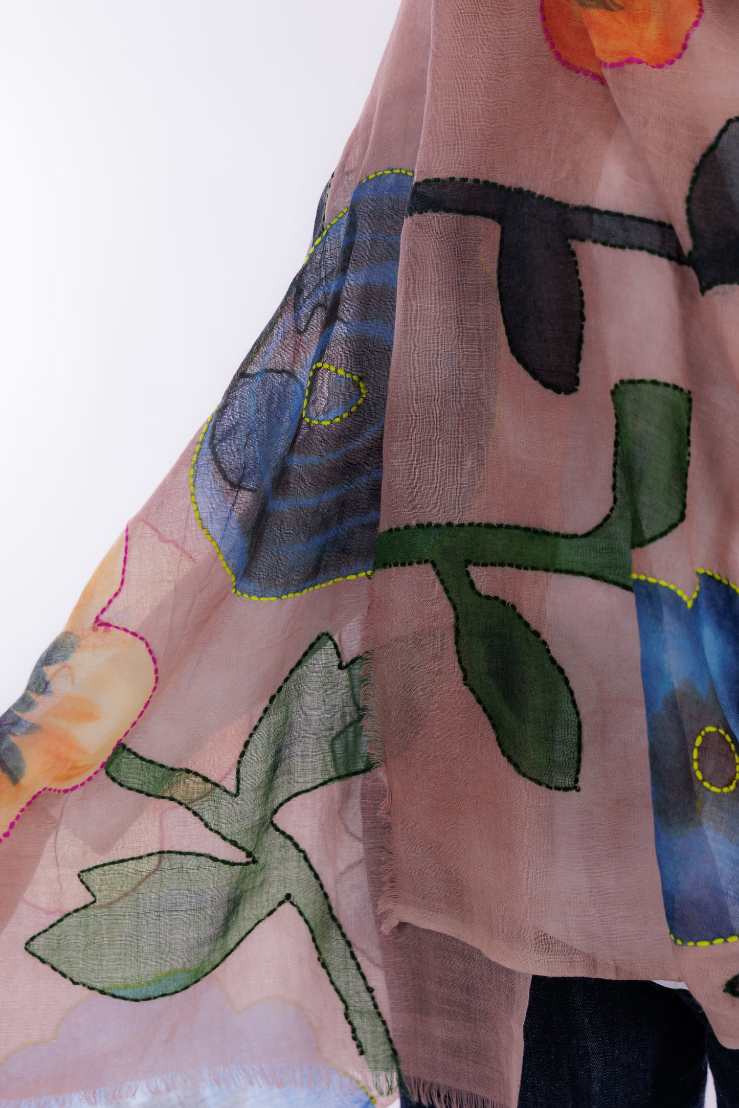 Sciarpa ricamata e dipinta a mano