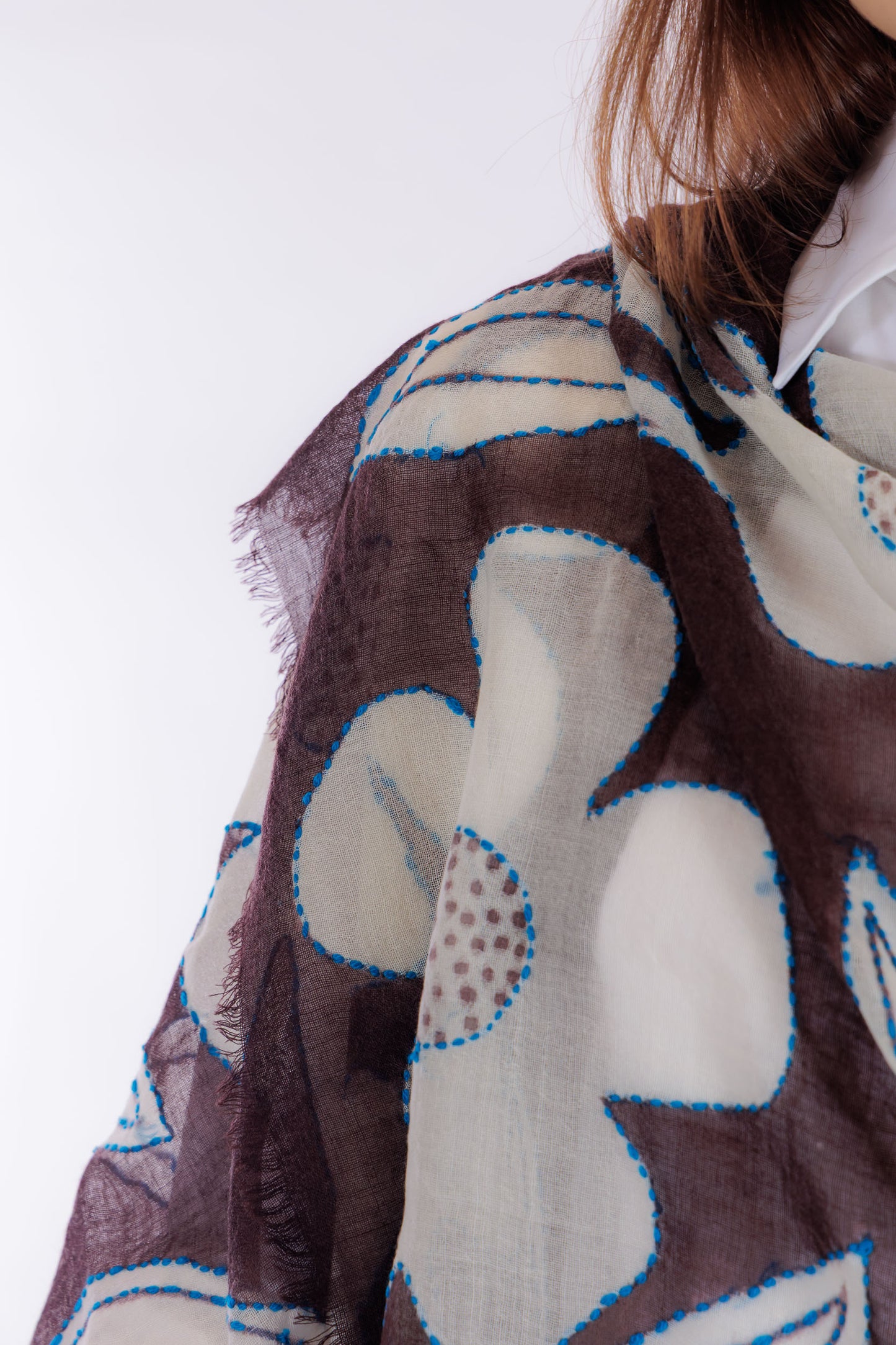 Sciarpa ricamata e dipinta a mano