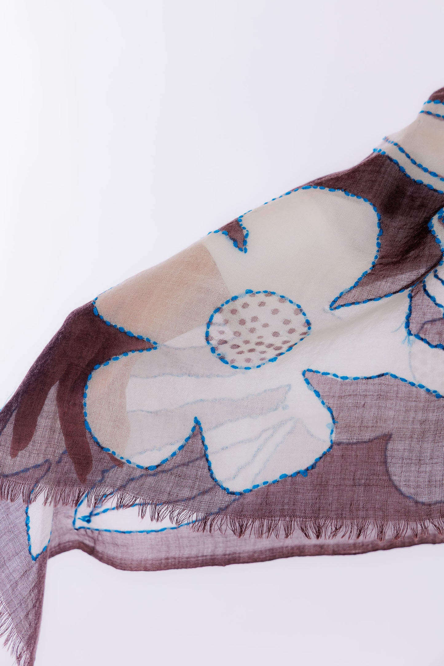 Sciarpa ricamata e dipinta a mano