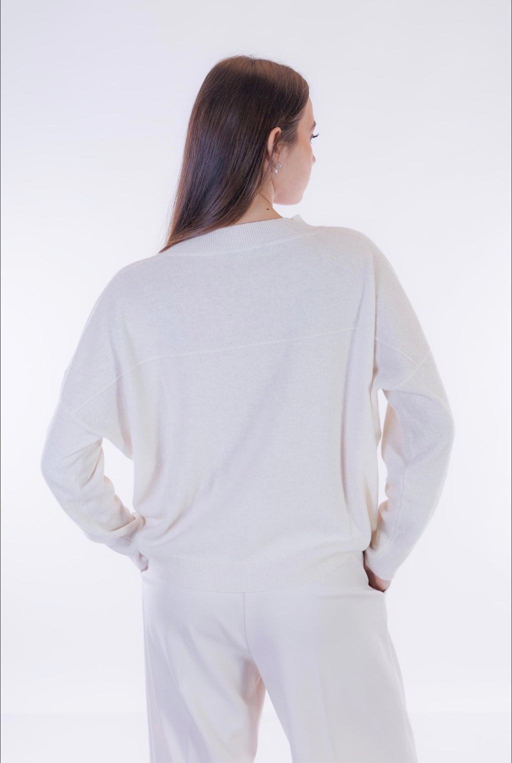 Maglia scollo V spilla