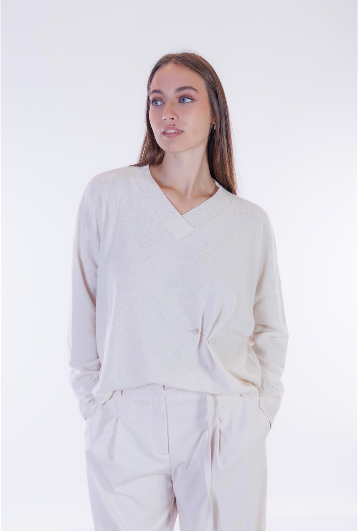 Maglia scollo V spilla