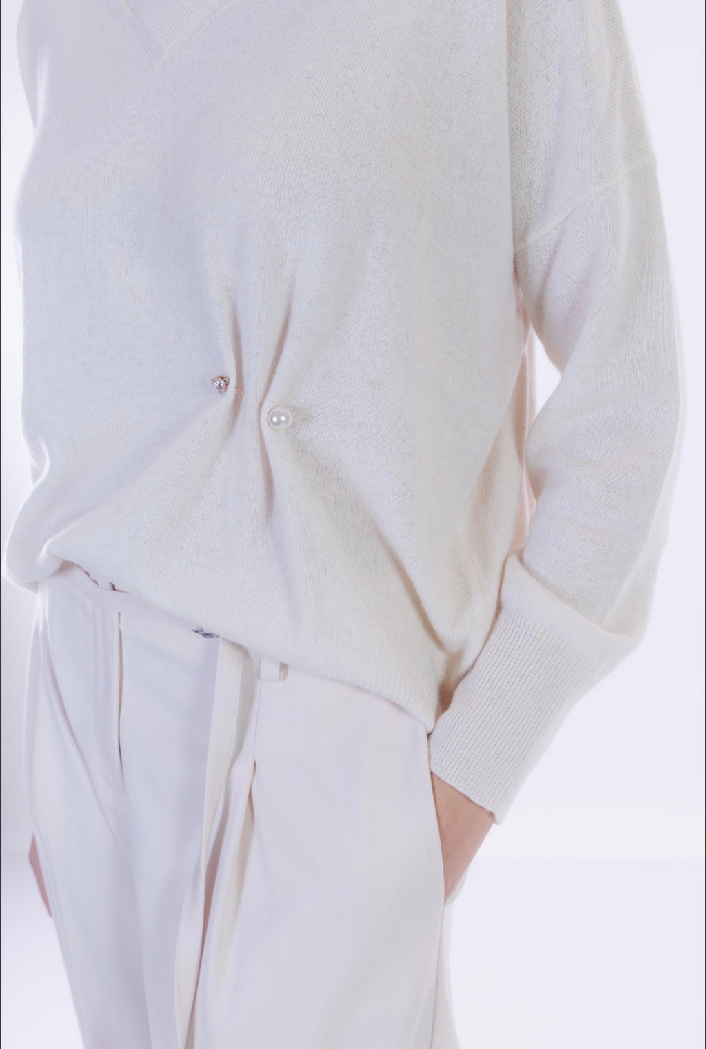 Maglia scollo V spilla