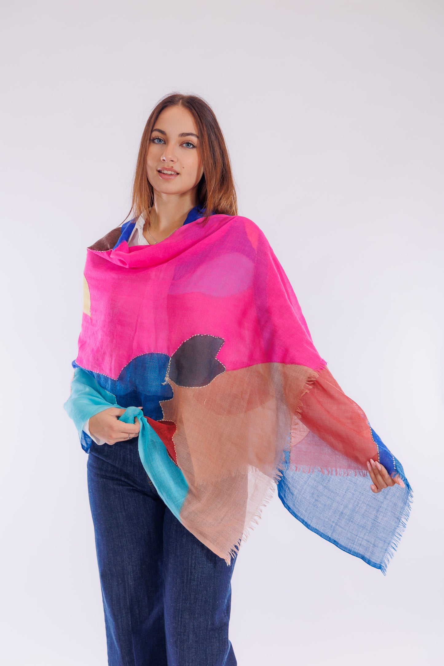 Sciarpa ricamata e dipinta a mano