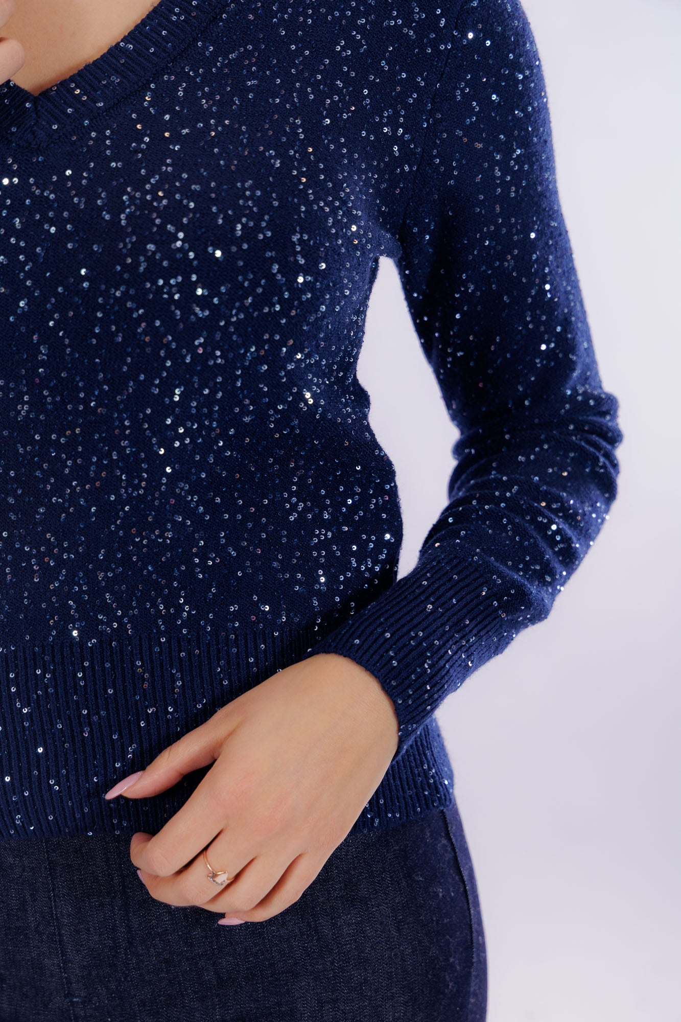 Maglia scollo V micro paillettes