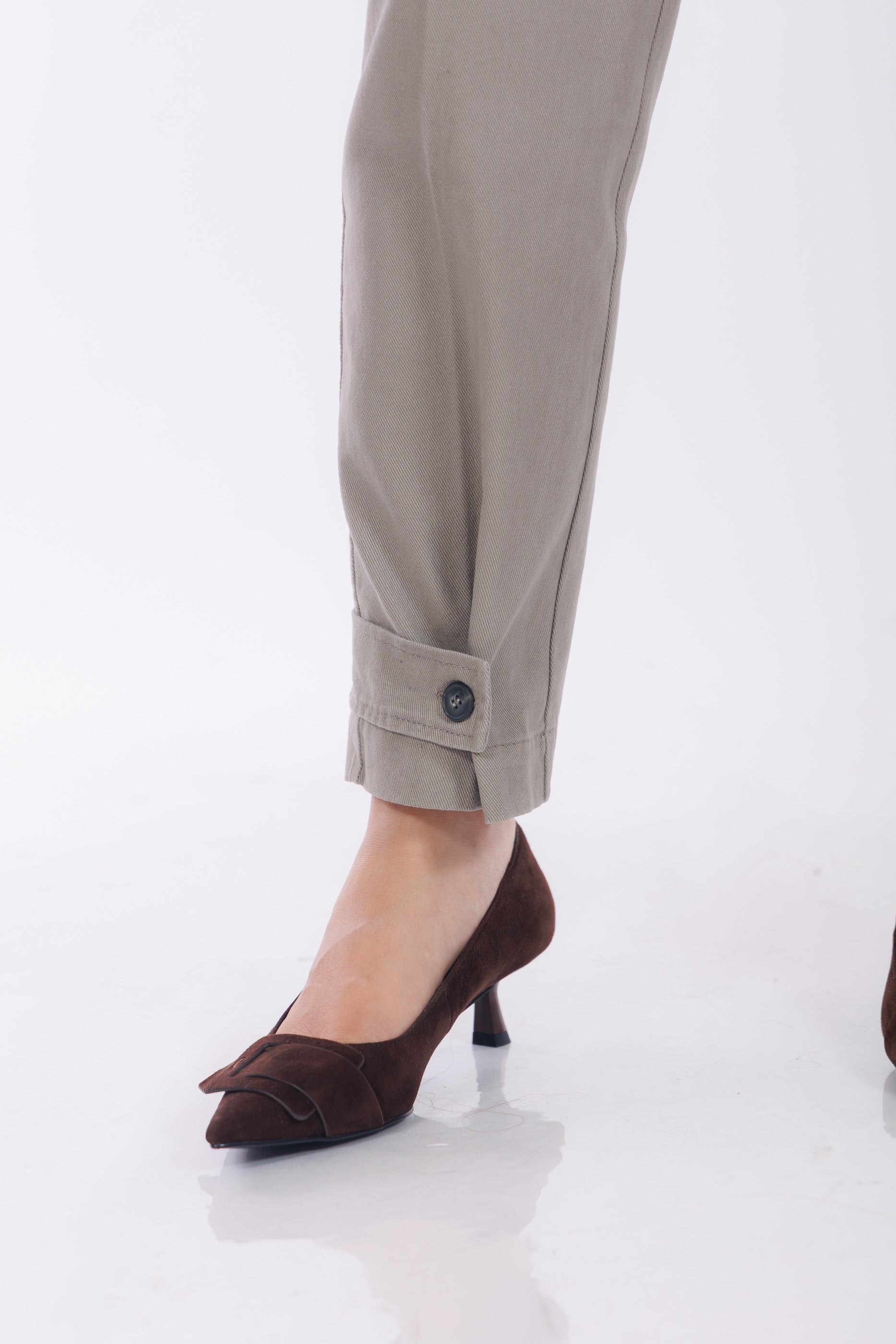 Pantalone gabardina con bottone
