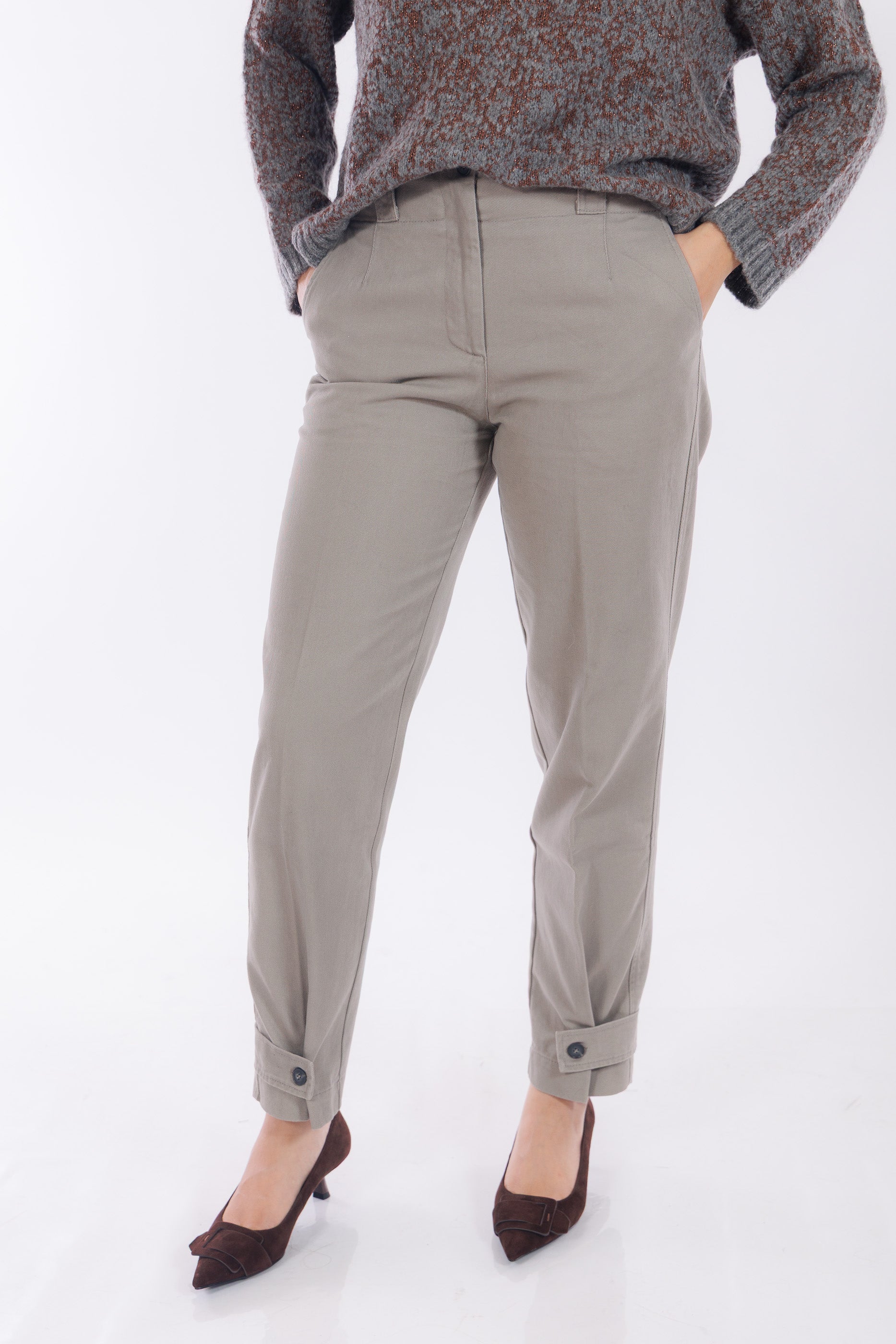 Pantalone gabardina con bottone