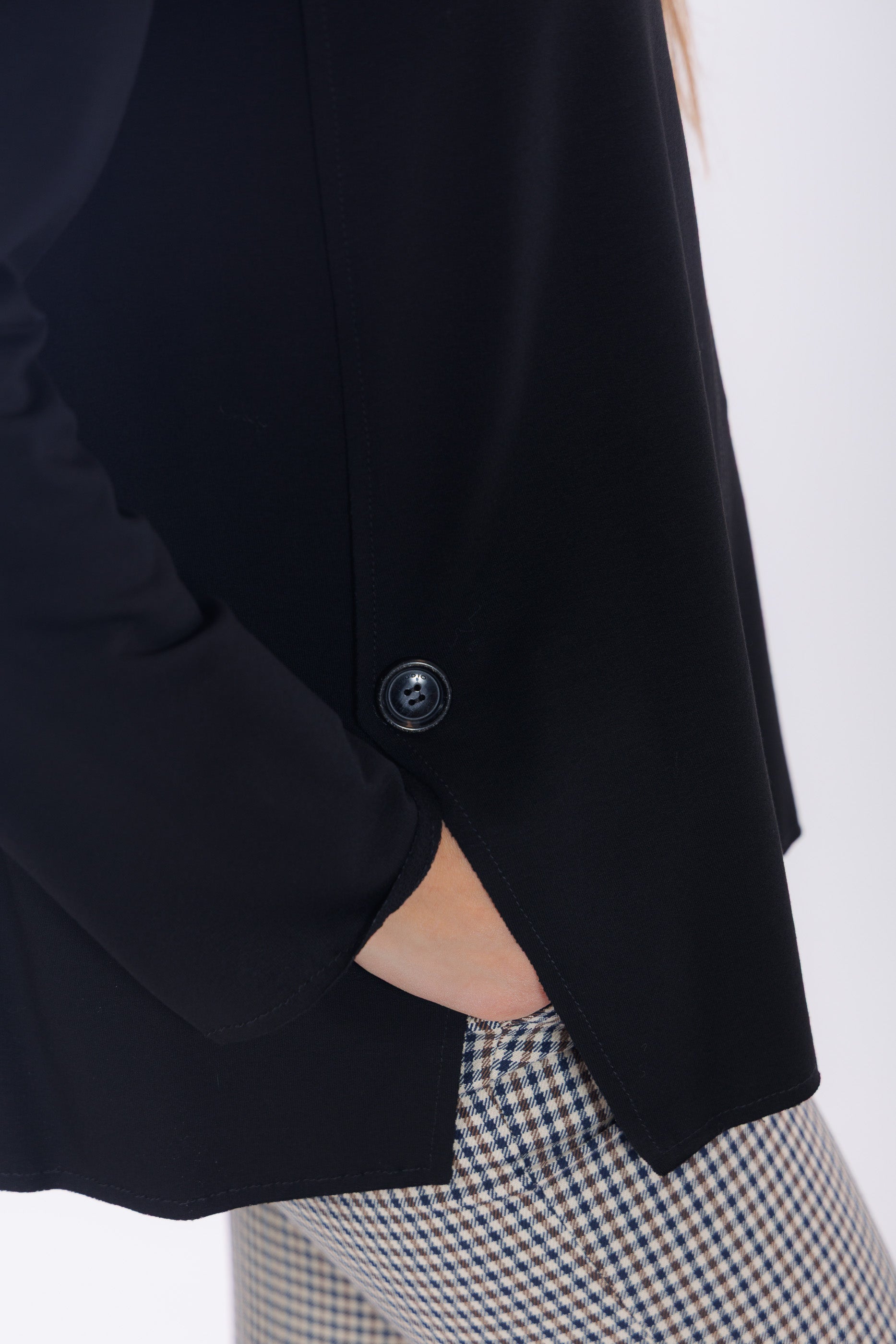 Maglia bottoni e spacchetti