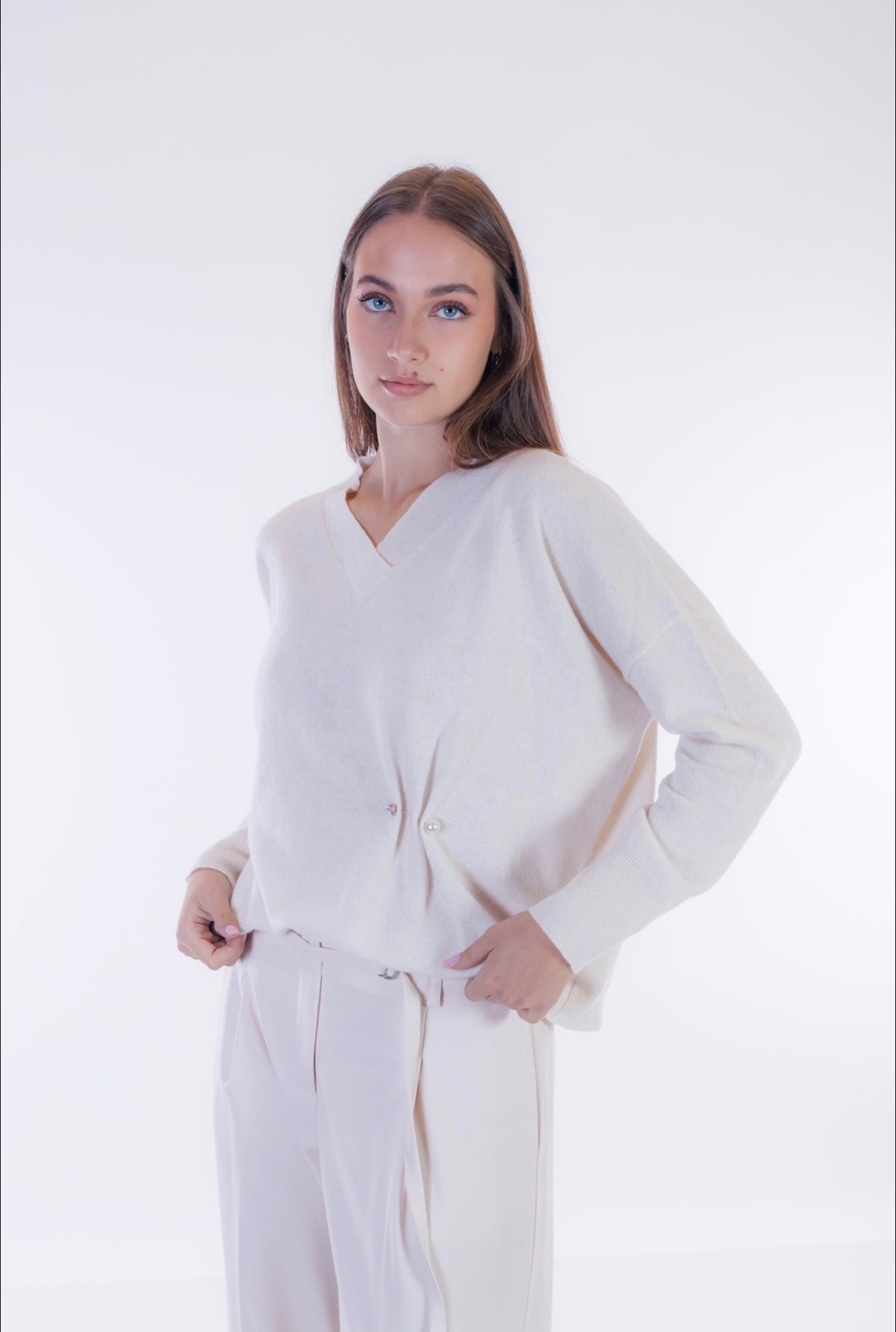 Maglia scollo V spilla