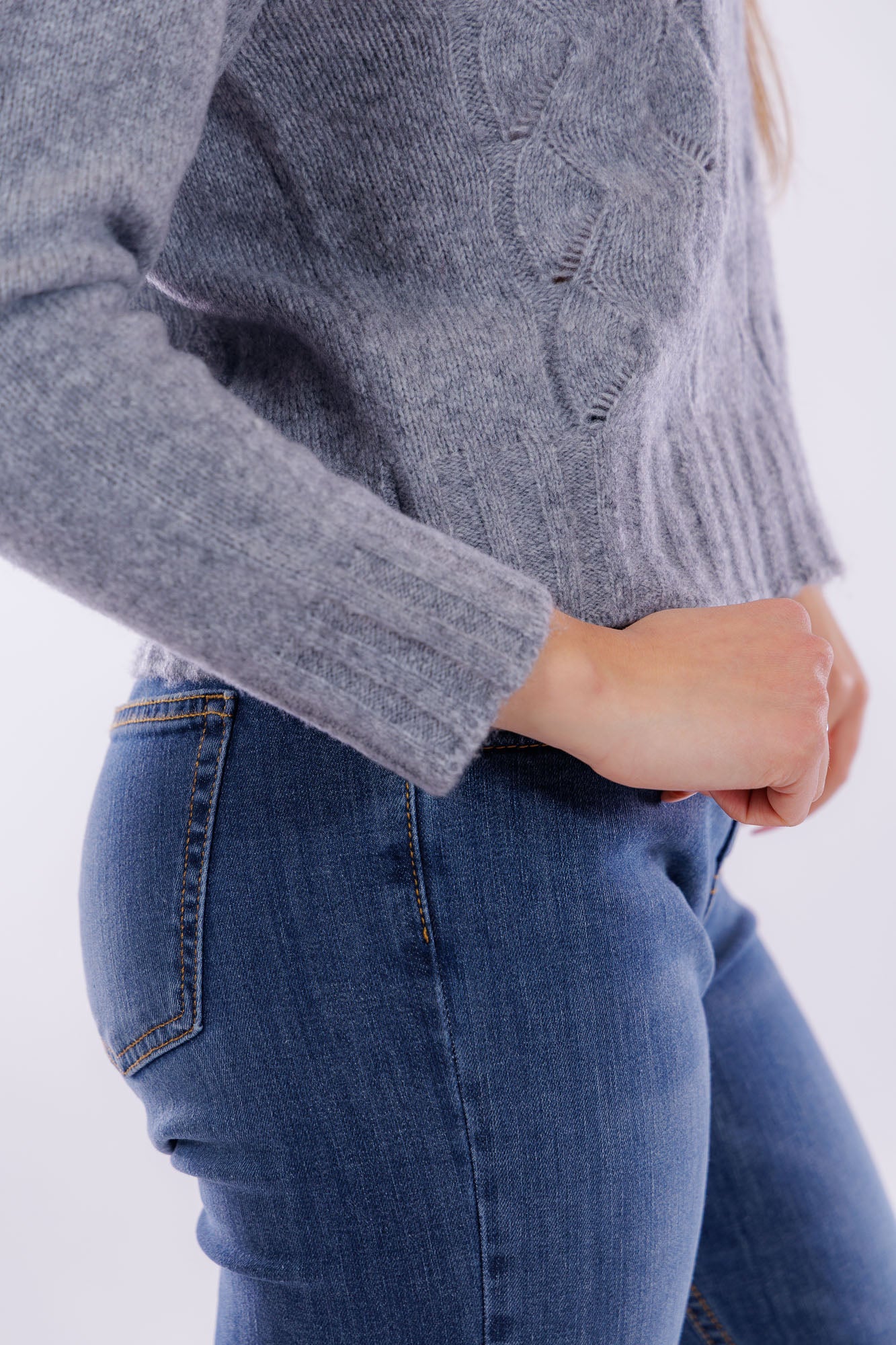 Maglia collo ciambella e trecce