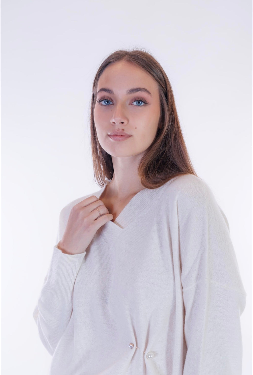 Maglia scollo V spilla
