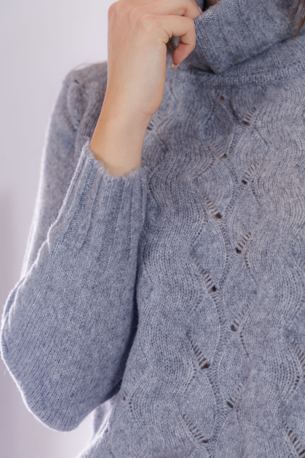 Maglia collo alto e trecce