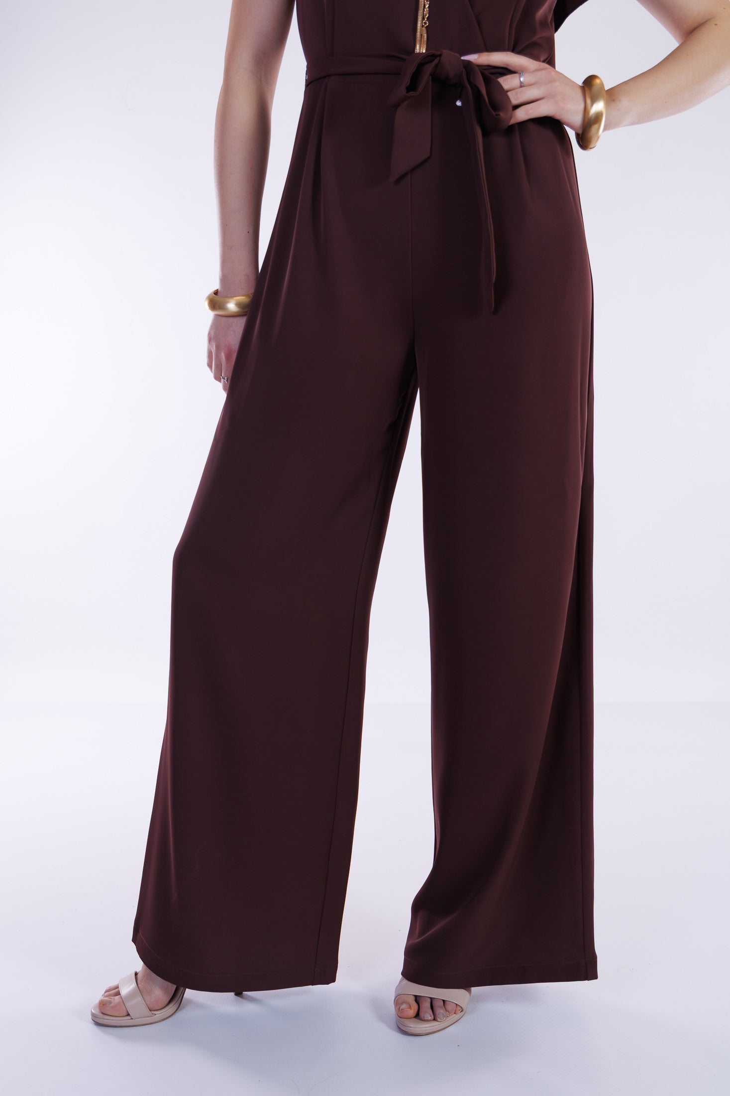 Tuta fluida collana dorata