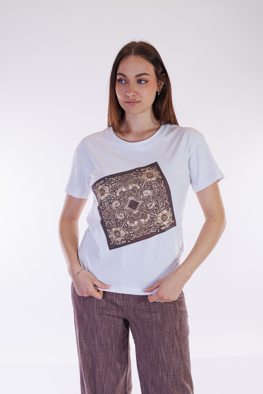 T-shirt stampa foulard e strass