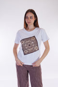 T-shirt stampa foulard e strass