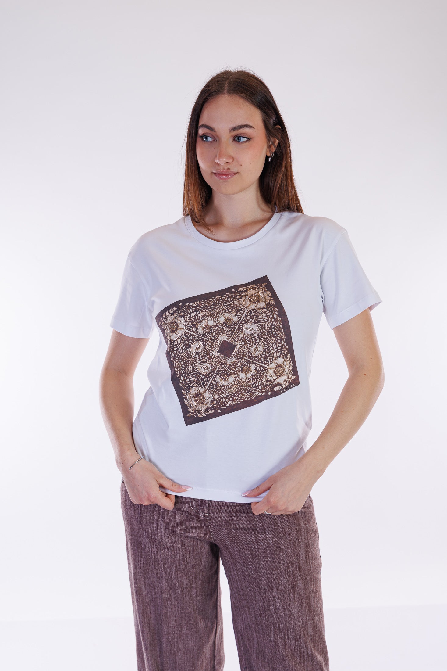 T-shirt stampa foulard e strass