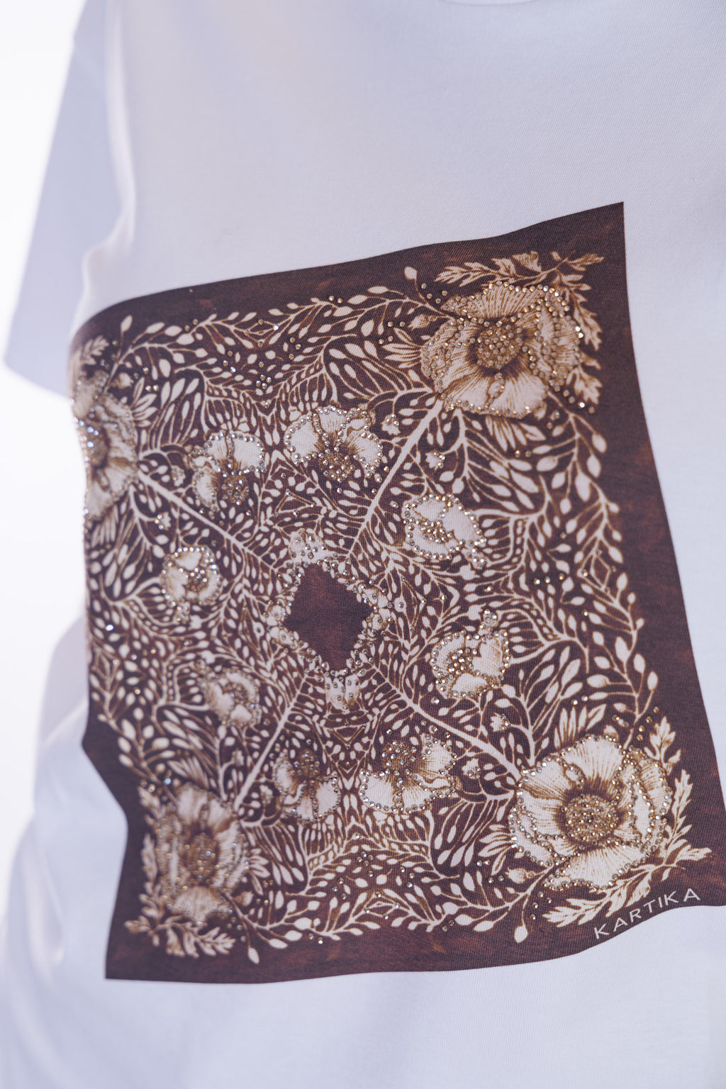 T-shirt stampa foulard e strass