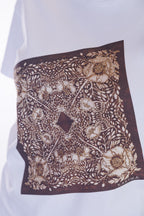 T-shirt stampa foulard e strass