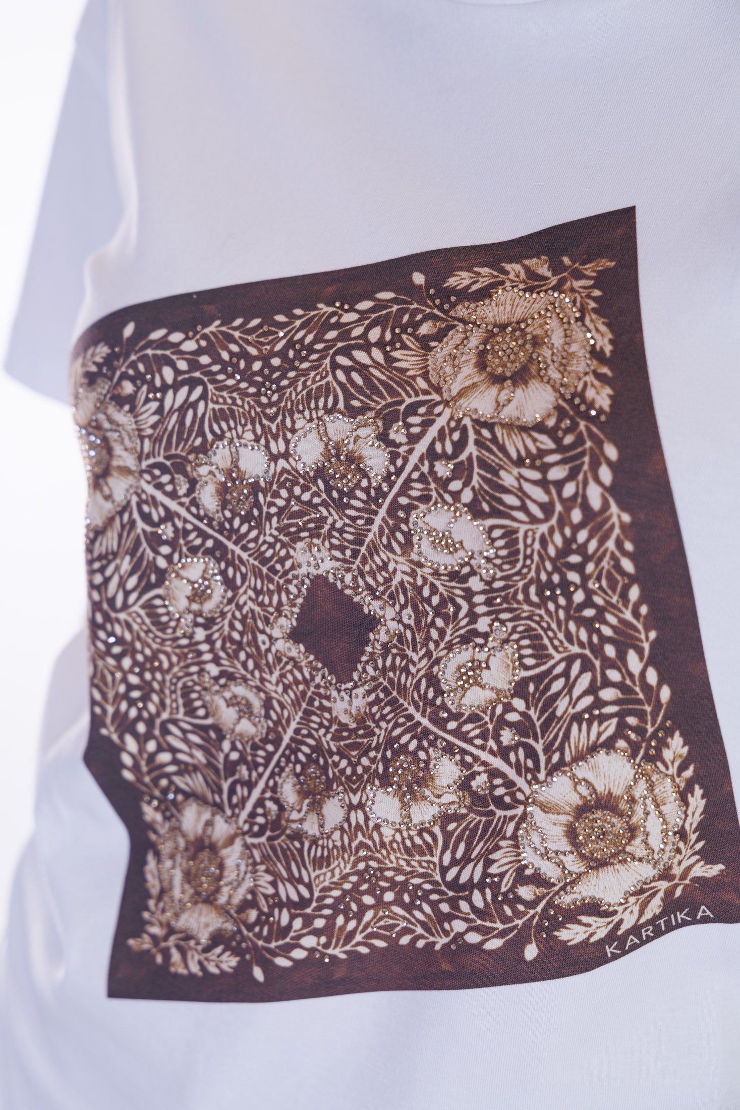 T-shirt stampa foulard e strass