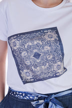 T-shirt stampa foulard e strass
