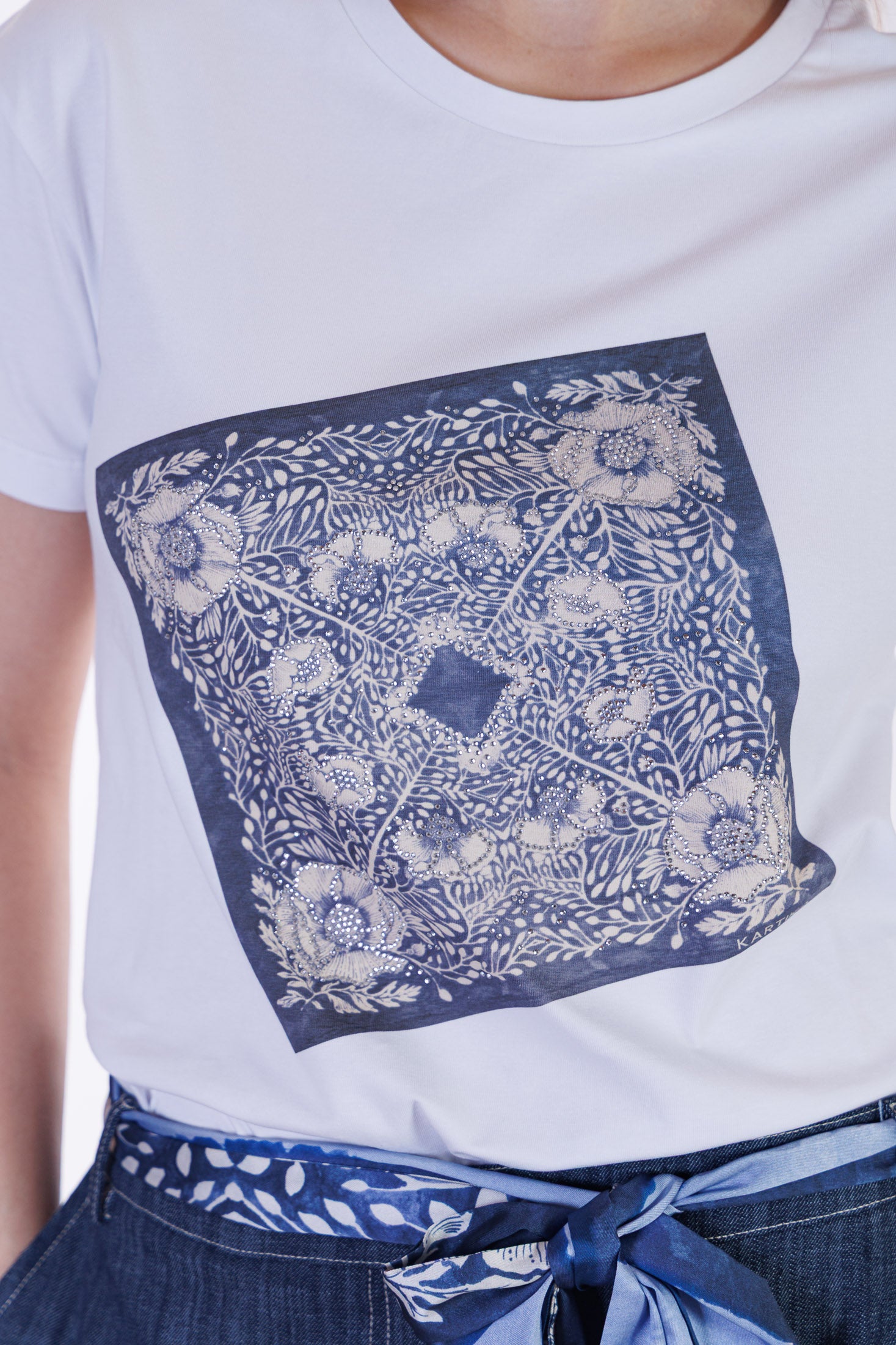 T-shirt stampa foulard e strass