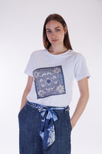 T-shirt stampa foulard e strass